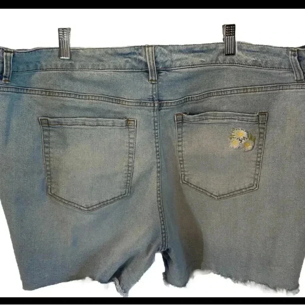 Lane Bryant Denim Shorts Emroidered Daisies sz 20 raw edge - Picture 4 of 6